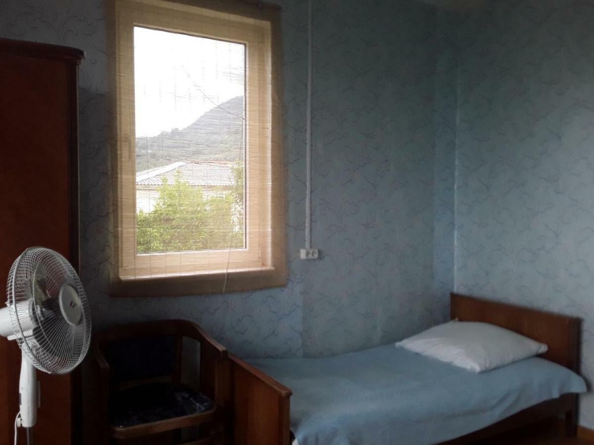 Zeleniy Dvorik Guest House New Athos ภายนอก รูปภาพ